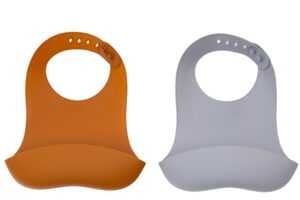 Kave Home Oranžovo-šedý set dvou silikonových bryndáků Lili